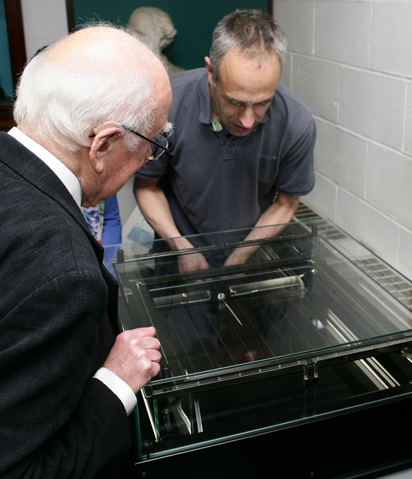 Prof. Peter Higgs looking at the PHYWE cloud chamber