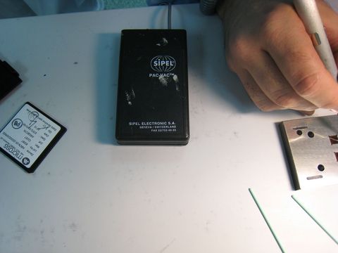 Left: SIPEL Pac-Vac portable vacuum
pickup tool